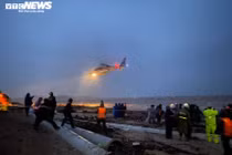 Trực thăng chưa thể cứu người, chỉ tiếp tế lương thực cho 8 thuyền viên gặp nạn