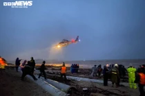 Trực thăng chưa thể cứu người, chỉ tiếp tế lương thực cho 8 thuyền viên gặp nạn