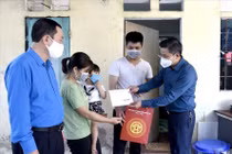 Liên đoàn Lao động quận 3 (TPHCM) trao quà người lao động khó khăn