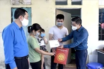 Liên đoàn Lao động quận 3 (TPHCM) trao quà người lao động khó khăn