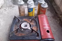 Bé trai 8 tuổi bị bỏng do bình gas mini để ngoài trời tự phát phát nổ