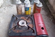 Bé trai 8 tuổi bị bỏng do bình gas mini để ngoài trời tự phát phát nổ