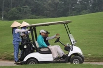 Vì sao xe chở người trong sân golf được định nghĩa là ô tô?