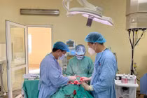 Tạo khung lưới titan che khuyết hổng cho bệnh nhân ung thư khẩu cái khổng lồ