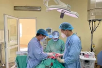 Tạo khung lưới titan che khuyết hổng cho bệnh nhân ung thư khẩu cái khổng lồ