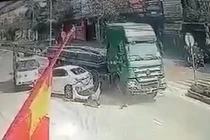 Vụ tai nạn khiến 4 chiếc ô tô bị hư hỏng nặng, giao thông ách tắc cục bộ.