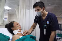 Nút coil cứu bệnh nhân vỡ phình mạch não hôn mê sâu