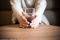 Trào lưu uống nước giảm cân “lây lan” khắp mạng xã hội