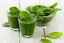 Uống nước, ăn rau trị đau táo bón