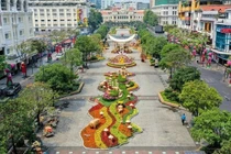 Đường hoa Nguyễn Huệ đã trở thành điểm đến không thể thiếu của người dân thành phố và du khách mỗi dịp Tết đến Xuân về