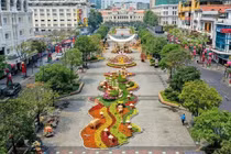 Đường hoa Nguyễn Huệ đã trở thành điểm đến không thể thiếu của người dân thành phố và du khách mỗi dịp Tết đến Xuân về