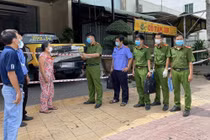 Công an đọc lệnh khám xét nơi làm việc của bị can Nguyễn Huỳnh Như.