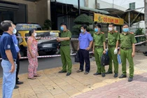 Công an đọc lệnh khám xét nơi làm việc của bị can Nguyễn Huỳnh Như.