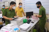 Lực lượng chức năng khám xét nơi làm việc của Thảo.