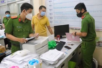 Lực lượng chức năng khám xét nơi làm việc của Thảo.