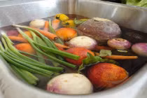 Ngâm rau trước khi rửa