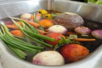 Ngâm rau trước khi rửa