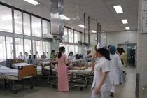 Vụ sập giàn giáo tại Trường tiểu học Huỳnh Văn Bánh: 25 trẻ phải đi cấp cứu