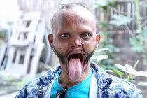 Kỳ lạ người đàn ông có lưỡi siêu dài, chạm được đến trán