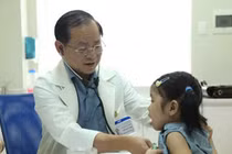 Trẻ bị viêm tai mũi họng vì nguyên nhân cha mẹ không ngờ tới