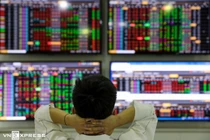 Chứng khoán bị bán mạnh, thị trường lại nghẽn