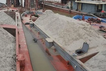 Truy tố đối tượng khai thác cát trái phép trên sông Hồng