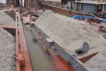 Truy tố đối tượng khai thác cát trái phép trên sông Hồng