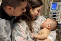 Bé 5 tháng tuổi sống sót thần kì sau 32 ngày hôn mê vì COVID-19