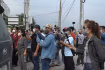 Rất nhiều YouTuber và người dân tụ tập bên ngoài tòa án.