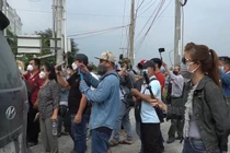 Rất nhiều YouTuber và người dân tụ tập bên ngoài tòa án.