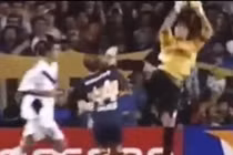 Những pha bắt bóng kiêm đá người siêu kinh dị của thủ thành bóng đá