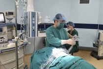 Thoát vị hoành ruột nằm trên khoang màng phổi