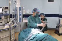 Thoát vị hoành ruột nằm trên khoang màng phổi