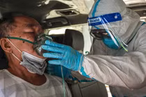 Biệt đội taxi chạy đua với "tử thần" Covid-19, giành lại sự sống cho các F0