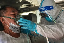 Biệt đội taxi chạy đua với "tử thần" Covid-19, giành lại sự sống cho các F0