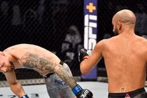 ‘Chàng trai vàng’ UFC tung ‘độc cước’ hạ gục đối thủ sau hơn 2 phút