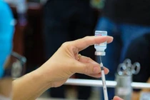 Vụ tiêm nhầm vắc xin COVID-19 cho 18 trẻ ở Quốc Oai: Thế giới có 78 trường hợp bị tiêm quá liều