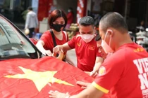 Cổ động viên tăng nhiệt trước giờ bóng lăn