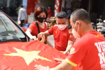 Cổ động viên tăng nhiệt trước giờ bóng lăn