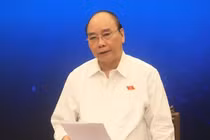 Chủ tịch nước Nguyễn Xuân Phúc cùng một số đại biểu Quốc hội đoàn TP.HCM tiếp xúc cử tri trước thềm kỳ họp thứ 2 khóa XV theo hình thức trực tuyến từ đầu cầu Văn phòng Chủ tịch nước. Ảnh: H. Vũ.