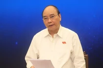 Chủ tịch nước Nguyễn Xuân Phúc cùng một số đại biểu Quốc hội đoàn TP.HCM tiếp xúc cử tri trước thềm kỳ họp thứ 2 khóa XV theo hình thức trực tuyến từ đầu cầu Văn phòng Chủ tịch nước. Ảnh: H. Vũ.