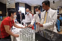 Các đại biểu rất thích thú tìm hiểu về nước từ trường và máy lọc nước từ trường của Công ty Cổ phần Koro.