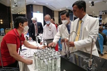 Các đại biểu rất thích thú tìm hiểu về nước từ trường và máy lọc nước từ trường của Công ty Cổ phần Koro.