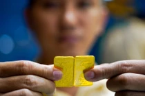 Giá vàng tiếp tục giảm sâu