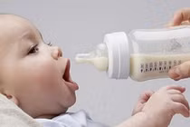 Bé 9 tháng tuổi đi nhà trẻ sặc sữa ngưng thở 