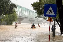 Lũ trên sông Kỳ Lộ, huyện Đồng Xuân (Phú Yên), vượt báo động 3 gây ngập nhiều khu dân cư, chia cắt giao thông.