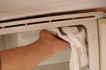 Làm sạch ngăn đá tủ lạnh nhanh