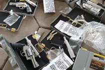 Hà Nội: Bắt người phụ nữ vận chuyển súng tự chế, hung khí giữa trung tâm Thủ đô