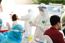 Người giao pizza ở Hà Nội và bố chủ quán bia Lộc Vừng mắc COVID-19 đang diễn biến nặng