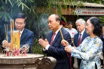 Chủ tịch nước dâng hương tưởng nhớ Vua Hùng